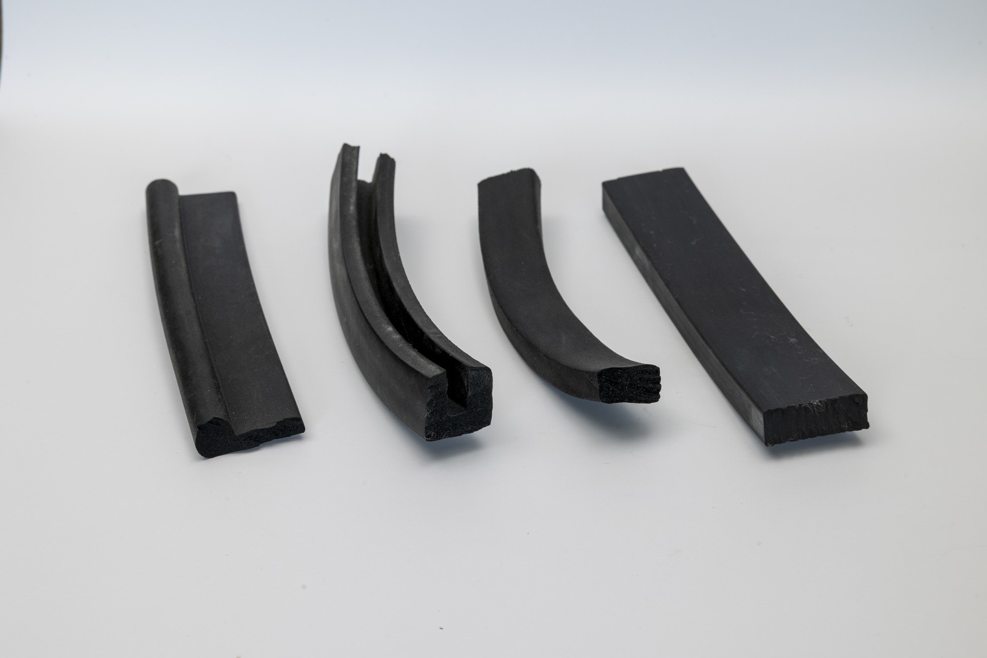 PROFIL KRUH.6mm,DRAŽKA 1mm,EPDM,70Sh